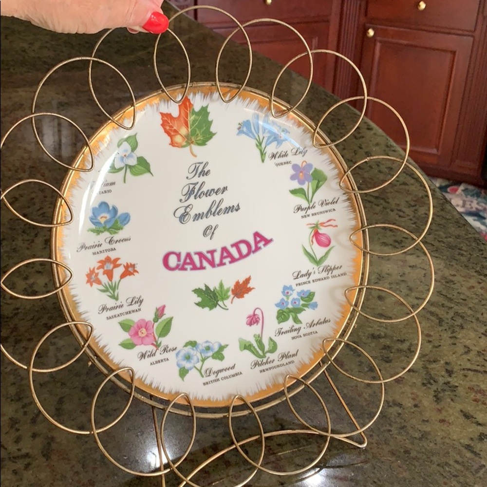 GC Japan Hand Painted The Flower Emblems of Canada With Plate Holder